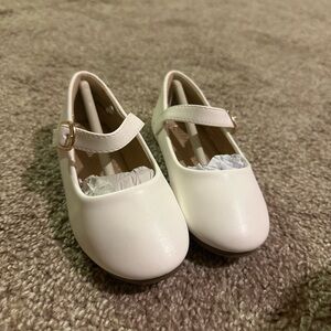 Elegant White Kids' Mary Jane Shoes (never worn) toddler 6